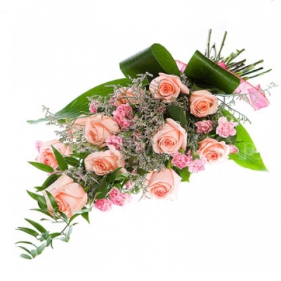 Ода любимой Цветочная композиция из розовых роз, ярко-розовых гвоздик с зеленью и оформлением –всегда <a href=